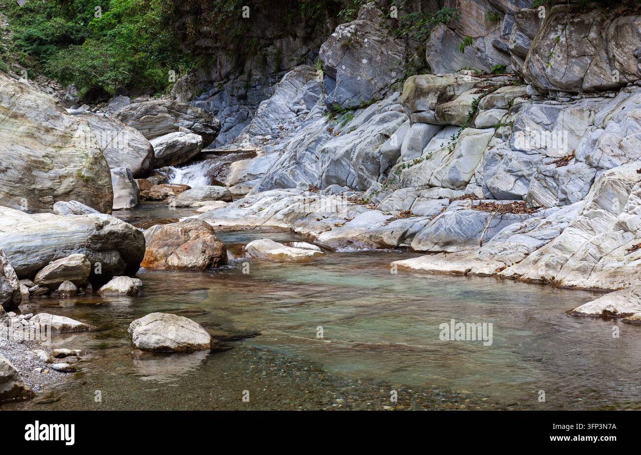Ruisseau de la rivière Sanzhanxi à Taroko, Hualien. Une eau claire coule sur des rochers lisses. Paysage rocheux naturel sur la côte est de Taïwan. Banque D'Images