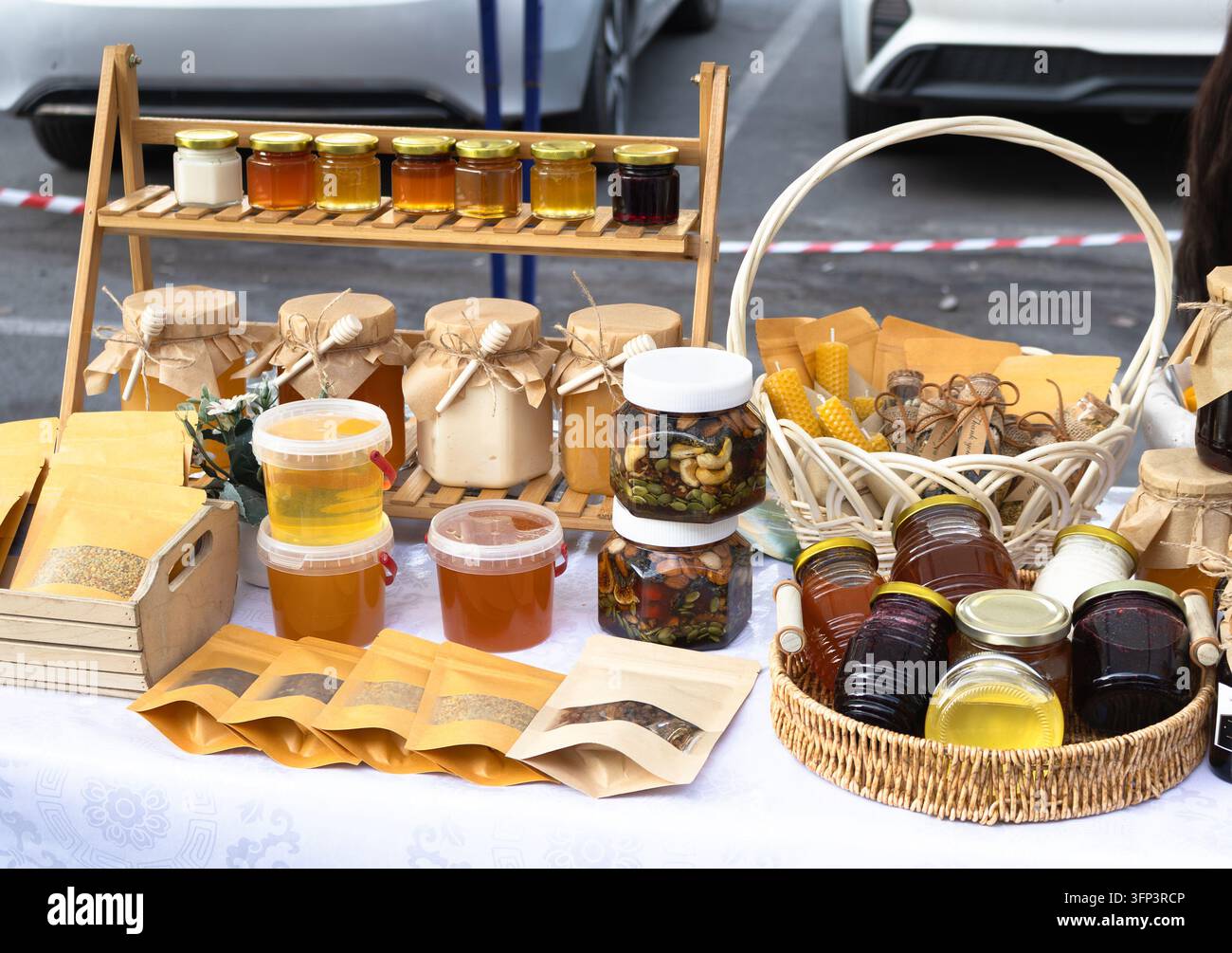 Pot de noix dans du miel et divers pots de miel à une foire au miel et aux noix Banque D'Images