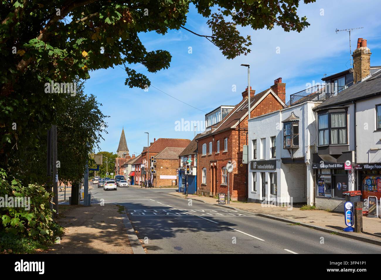 Elstree, Hertfordshire, Royaume-Uni, avec des maisons et des boutiques sur la High Street Banque D'Images