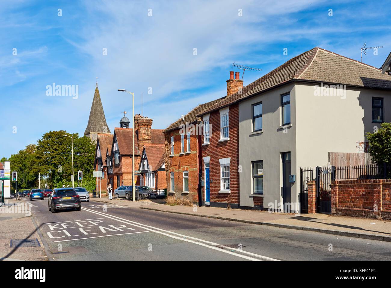 High Street, Elstree, Hertfordshire, Royaume-Uni, sur Watling Street, avec des maisons et un clocher Banque D'Images