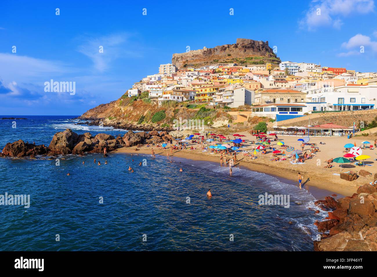 Sardaigne, Italie. Ville et plage de Castelsardo en été, près de Sassari. Banque D'Images