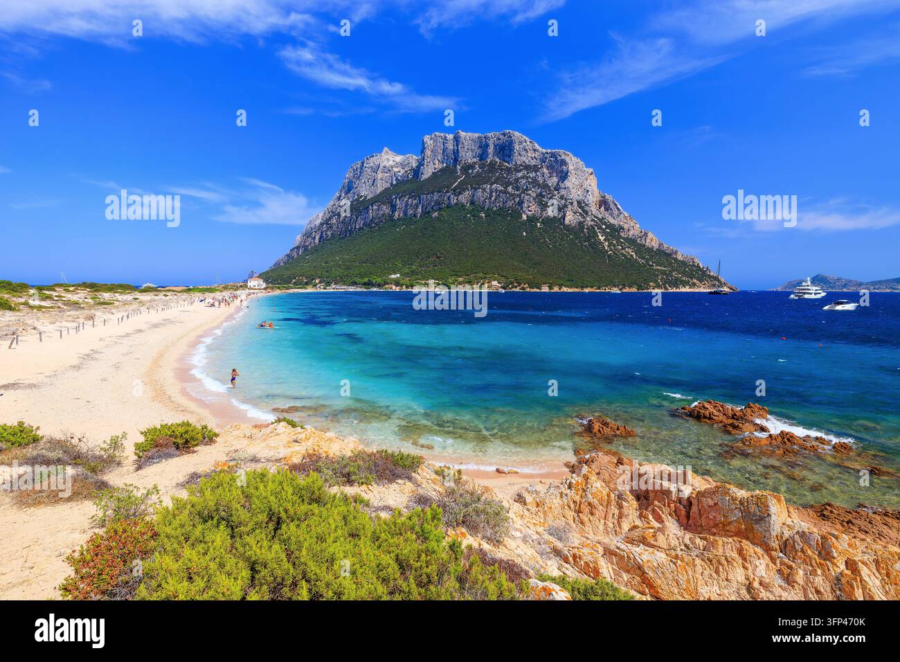 Sardaigne, Italie. Vue sur la plage de sable de l'incroyable île de Tavolara et la mer magnifique de la Côte d'Émeraude. Banque D'Images