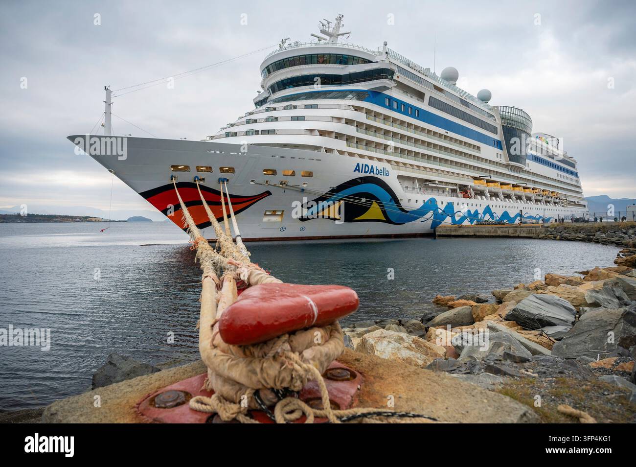 Le grand navire de croisière AIDA Bella est amarré dans un port d'Alta, en Norvège, avec une bouée de sauvetage rouge attachée à une ligne d'amarrage Banque D'Images