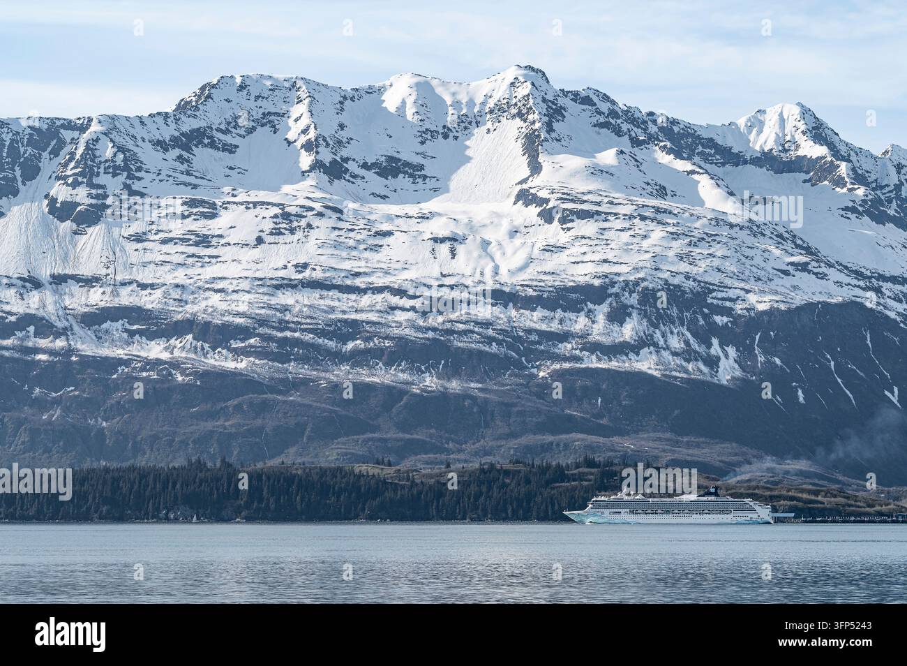 Le navire de croisière Norwegian Spirit a été construit derrière des montagnes enneigées, Valdez, Alaska. États-Unis Banque D'Images