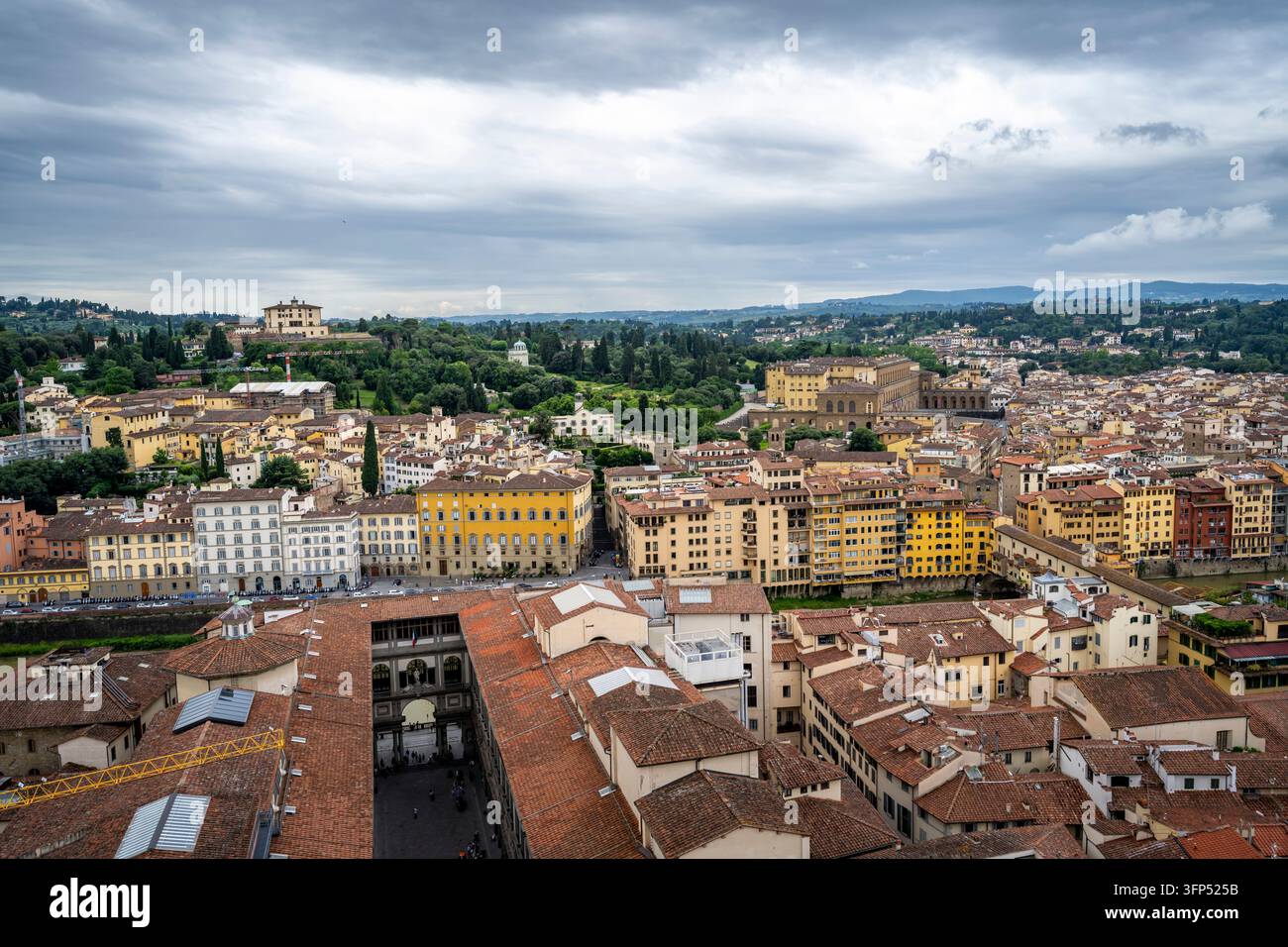 Vue de la ville, vue sur la vieille ville de Florence avec la galerie des Offices, le Ponte Vecchio et l'Arno, vue depuis la tour Arnolfo, Palazzo Vecchio, Florence, T Banque D'Images