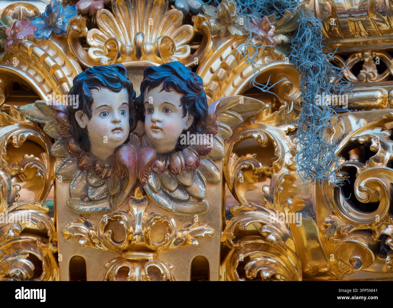 Chérubins dans un labyrinthe baroque doré et complexe d'ornements sacrés (Grenade, Espagne : 01-avr-2026) Banque D'Images