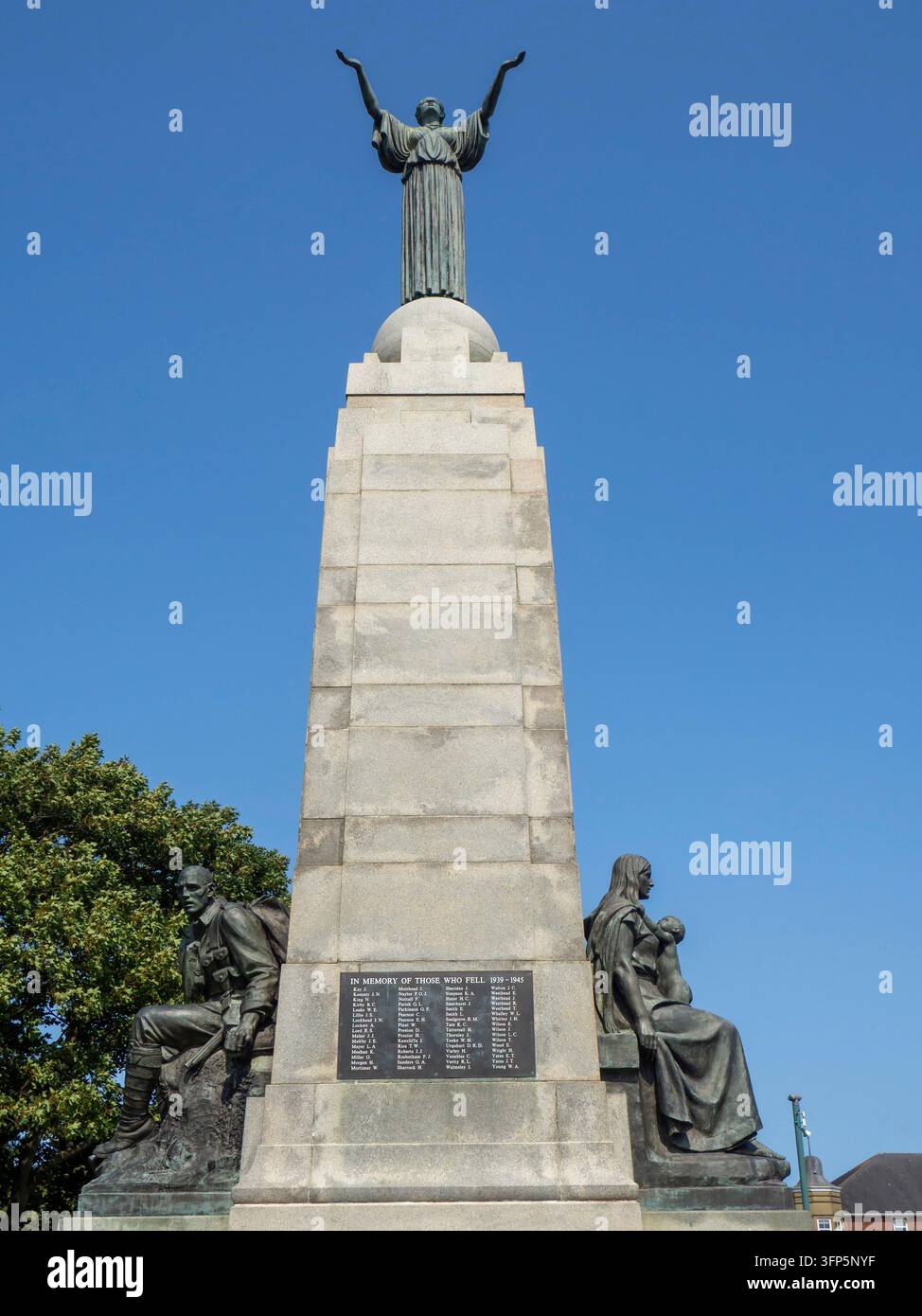 Lytham St Annes, Lancashire, Royaume-Uni - 04 juin 2025 : Le monument aux morts des Ashton Gardens à Lytham Saint Annes commémore les habitants de St Annes qui Banque D'Images