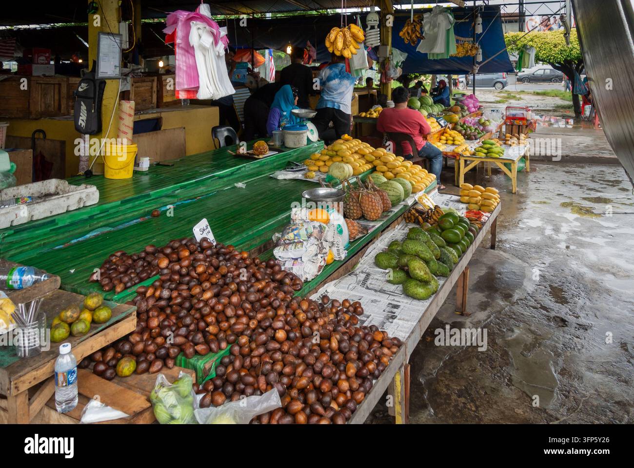 Salak, corossol, mangues, ananas et bananes disposés à la vente sur un étal de fruits à Kota Kinabalu, Sabah. Banque D'Images
