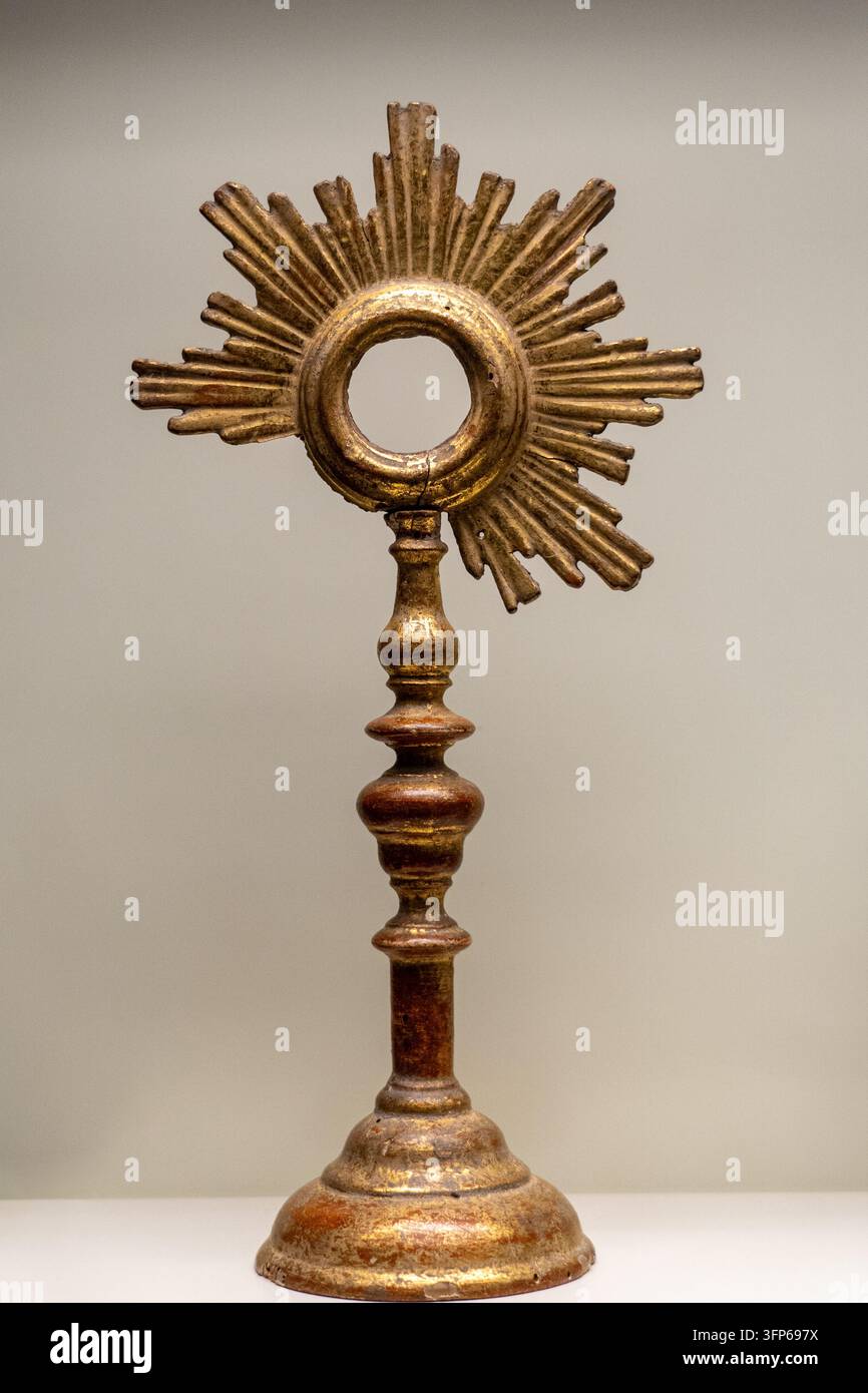 Concept de la religion chrétienne. Monstrance ou ostensorium ; un objet liturgique chrétien traditionnel ou de style baroque. Banque D'Images