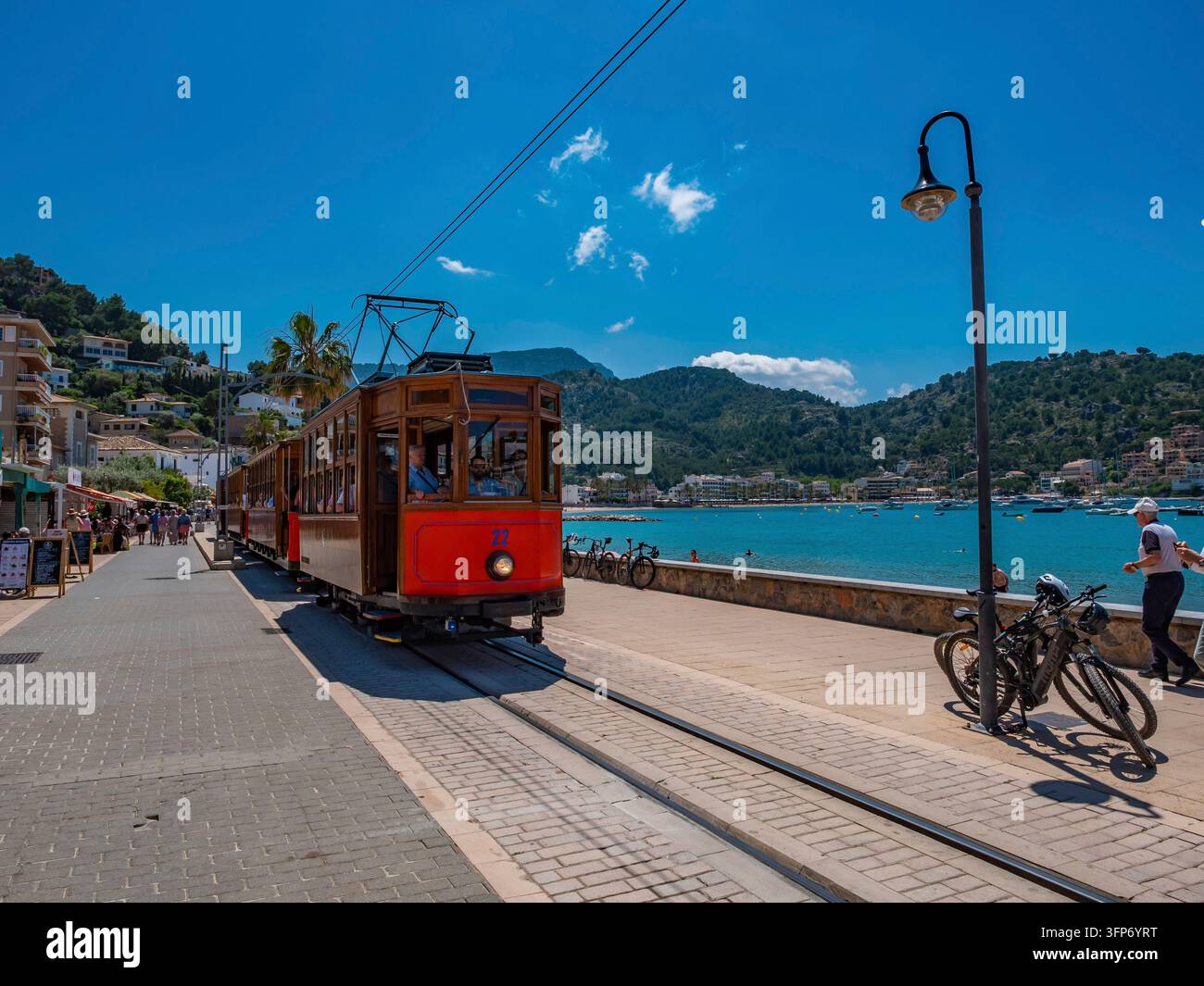 Le tramway vintage Ferrocarril de Soller emblématique longe la promenade côtière pittoresque de Port de Soller, Majorque, avec une eau turquoise de la Méditerranée Banque D'Images