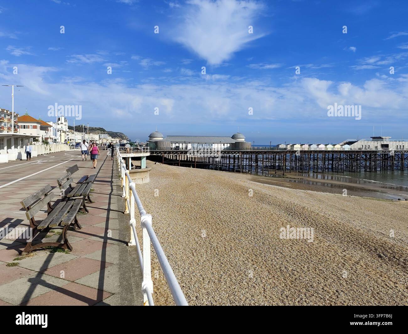 La promenade du front de mer et le Hastings Pier, Hastings Pier, Hastings, Royaume-Uni Banque D'Images