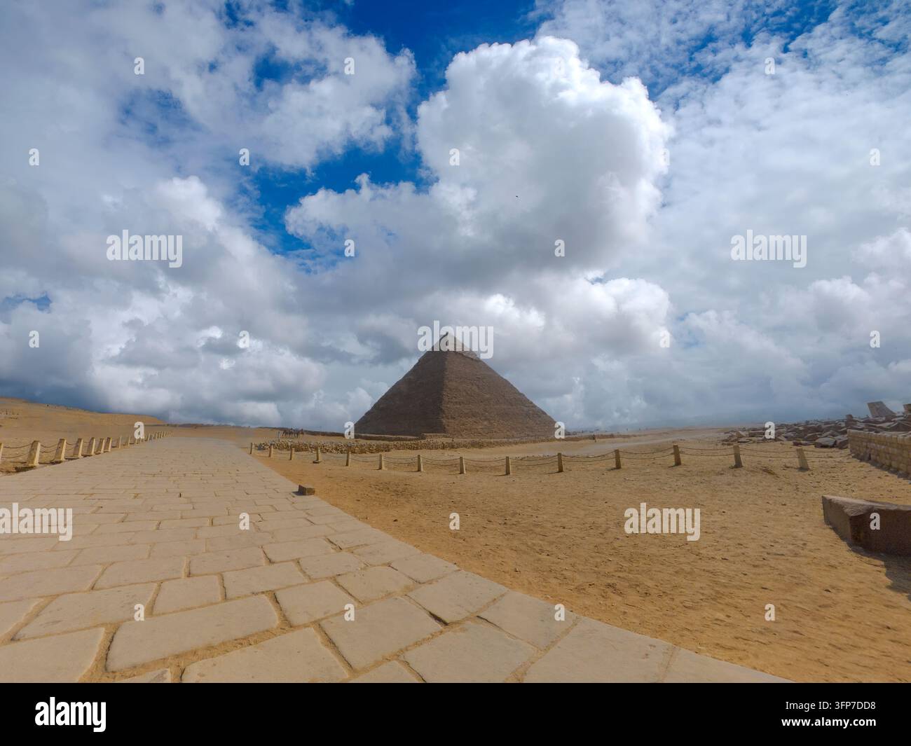 La pyramide de Khéphren contre un ciel dramatique avec des nuages et la lumière du soleil, Égypte Banque D'Images