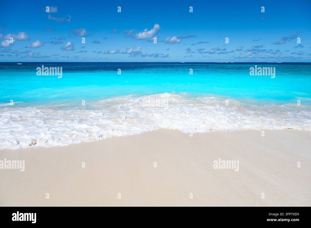 Plage de Shoal Bay avec eau turquoise et sable blanc à Anguilla, Caraïbes Banque D'Images