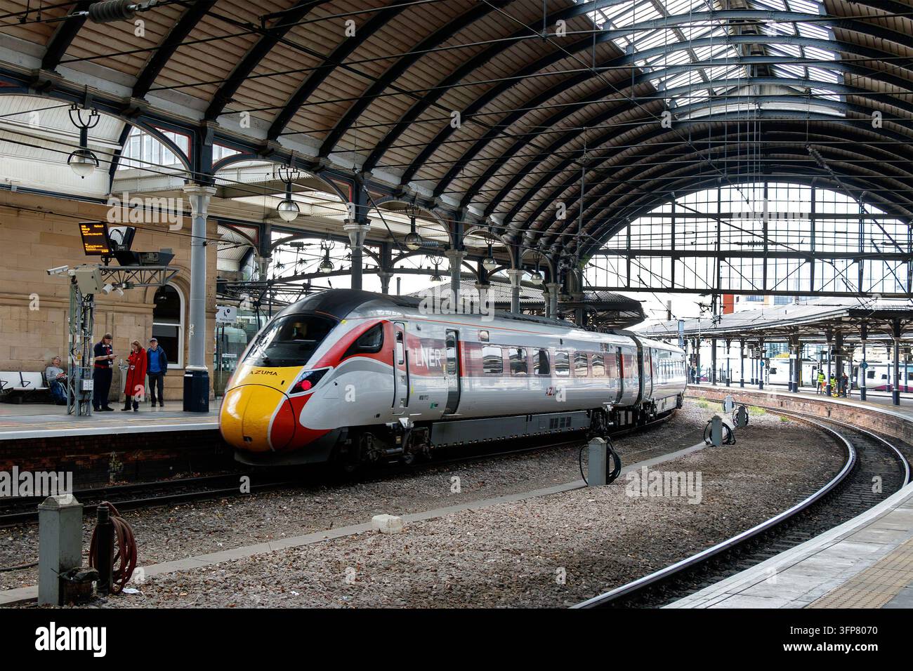 Train LNER Azuma sur le quai à l'intérieur de la plateforme de la gare centrale de Newcastle Banque D'Images