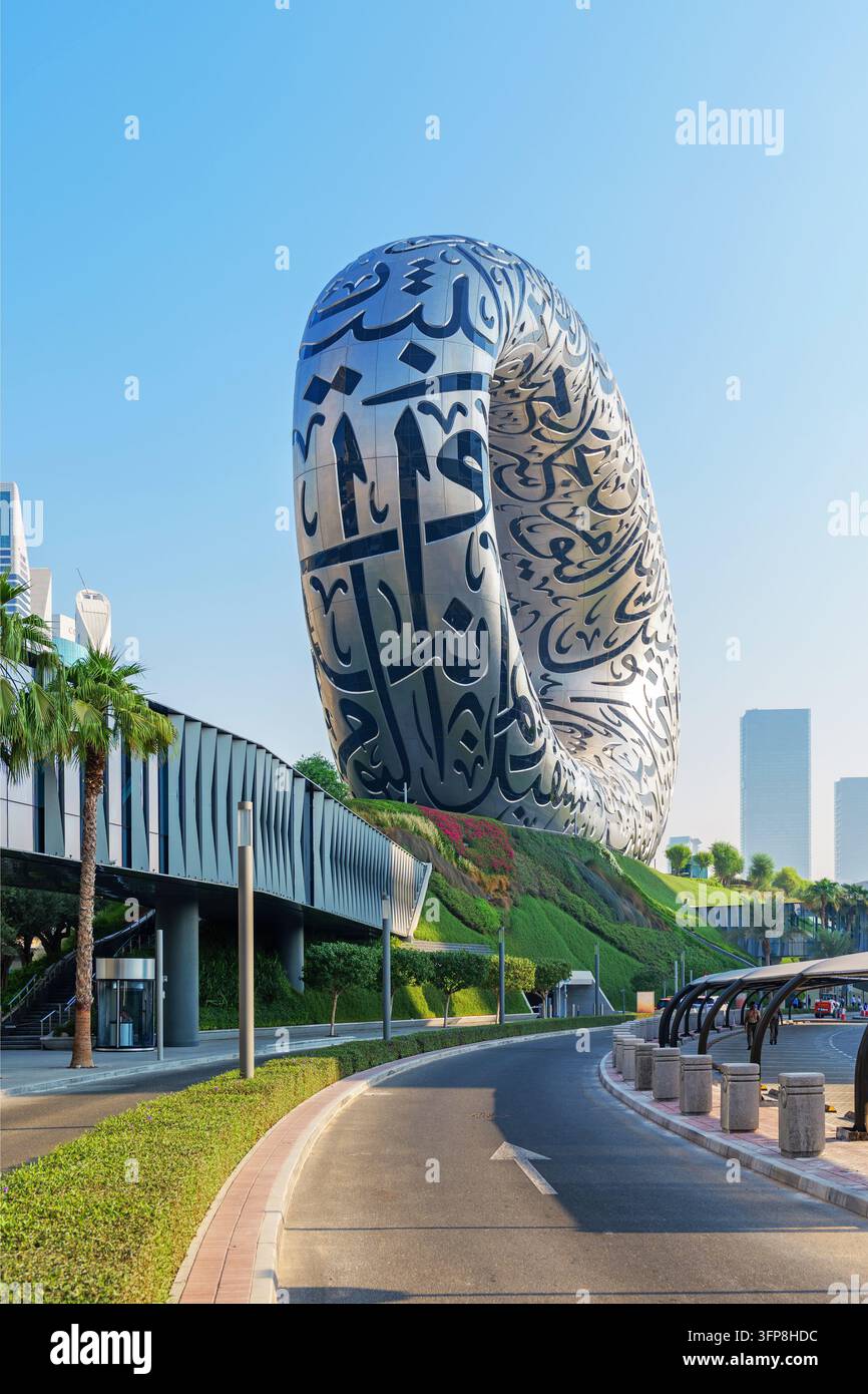 Dubaï, Émirats Arabes Unis - 28 octobre 2025. Vue imprenable sur le Musée du Futur, une attraction incontournable pour chaque visiteur de Dubaï Banque D'Images