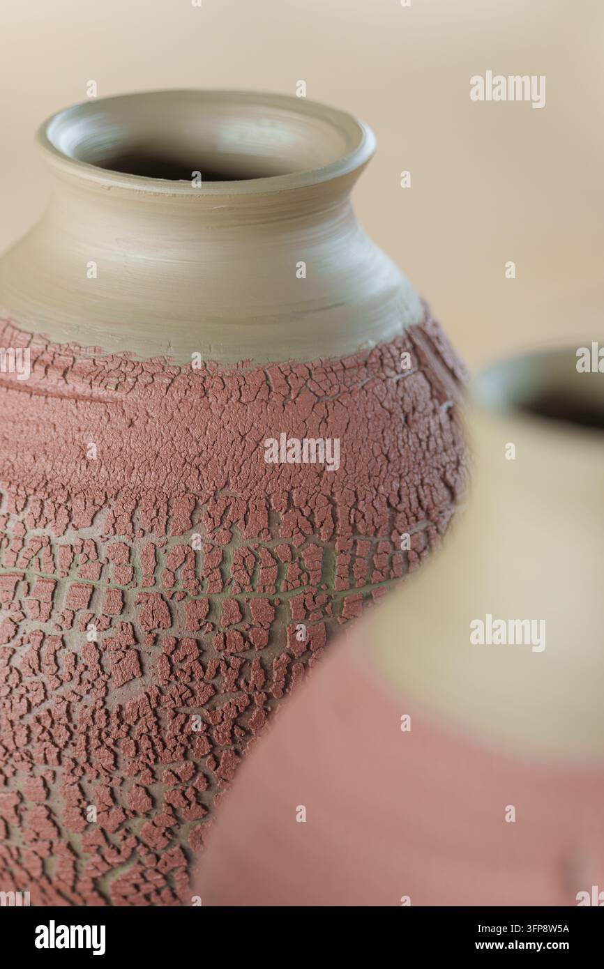 Vase en poterie d'argile présentant une surface vernie craquelée terreuse, créant une texture unique et un artisanat artistique rustique, reflétant l'artisanat fait main et tr Banque D'Images