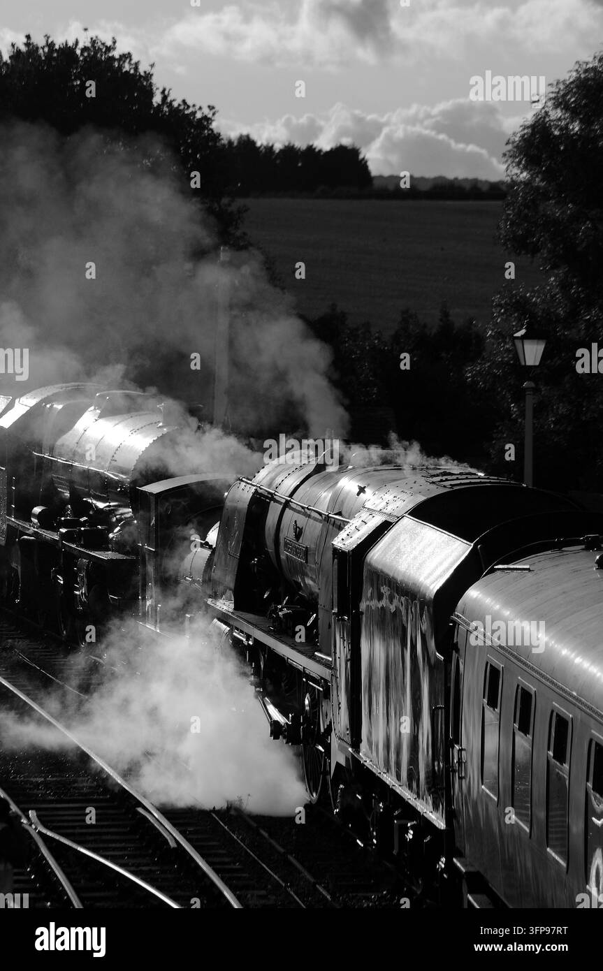 «Duchess of Sutherland» à la gare de Swanwick Junction avec «Princess Margaret Rose» (la plus éloignée de la caméra). «Lytham St. Anne’s» se trouve entre les deux grands Banque D'Images