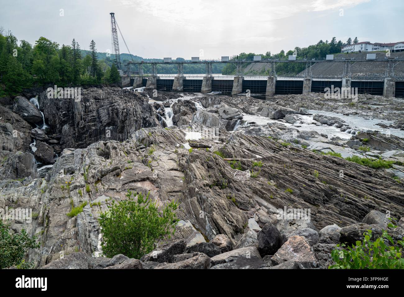 Barrage hydroélectrique enjambant une gorge rocheuse, illustrant les infrastructures d'énergie renouvelable et la gestion des ressources en eau. Banque D'Images