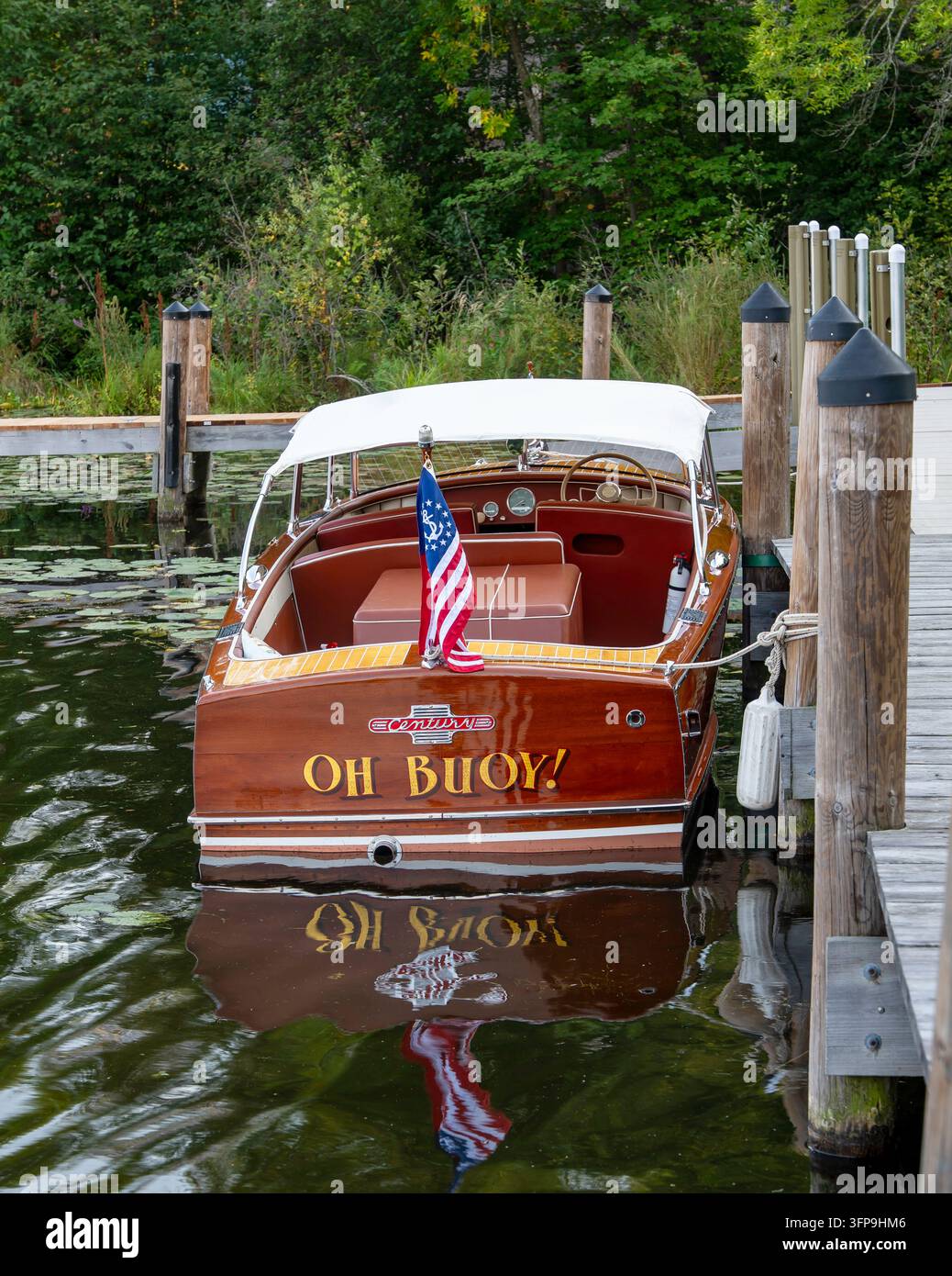 NISSWA, MN - 12 SEP 2024 : Vue de poupe du bateau de vitesse Century vintage Oh Buoy montrant l'insigne de transom et la réfraction dans l'eau calme, Nisswa, Minnesota bateau s Banque D'Images
