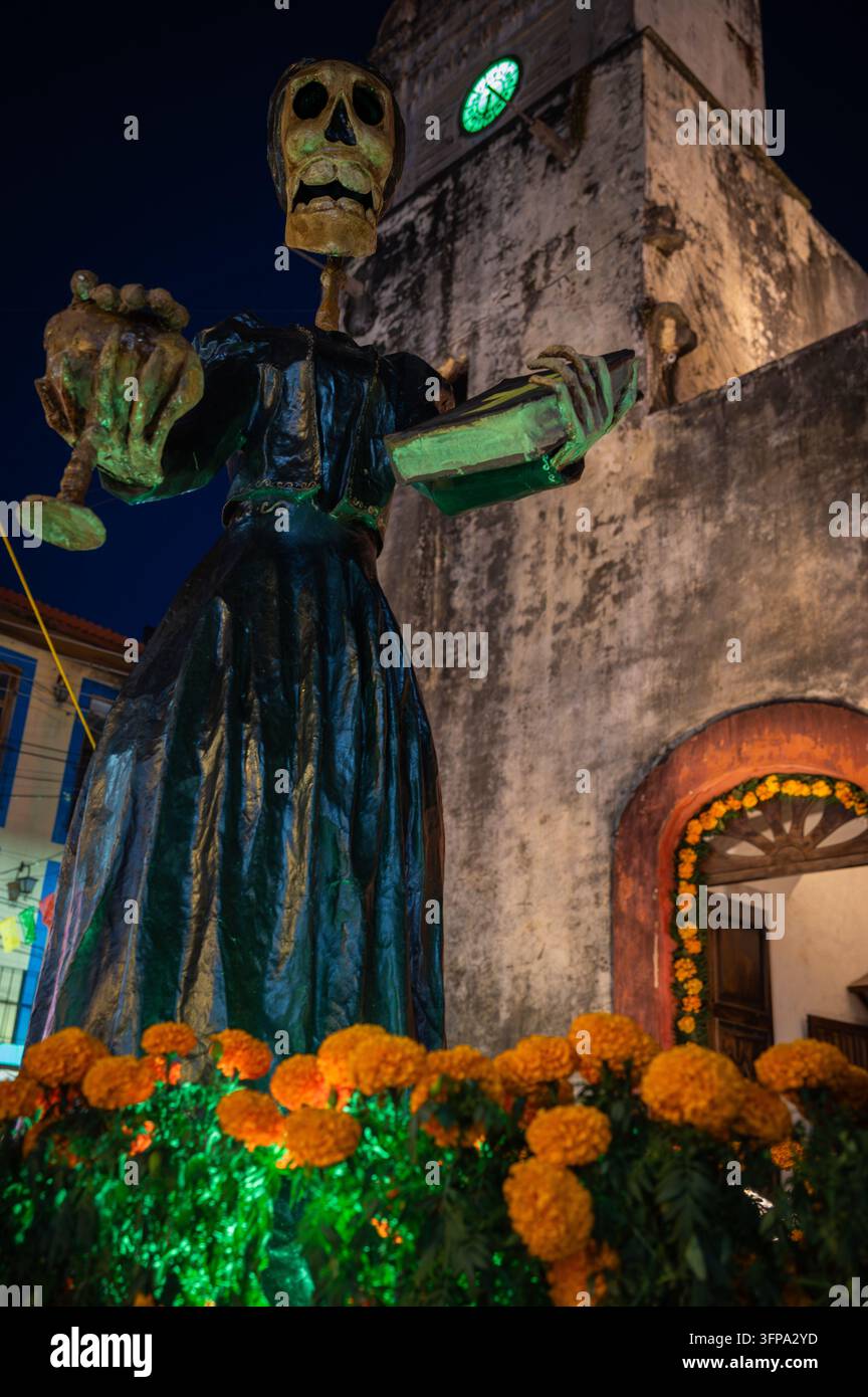 XILITLA, SAN LUIS POTOSI, MEXIQUE, 30 OCTOBRE 2025 : Célébrations Xantolo à Xilitla, un grand squelette devant l'église de la ville Banque D'Images