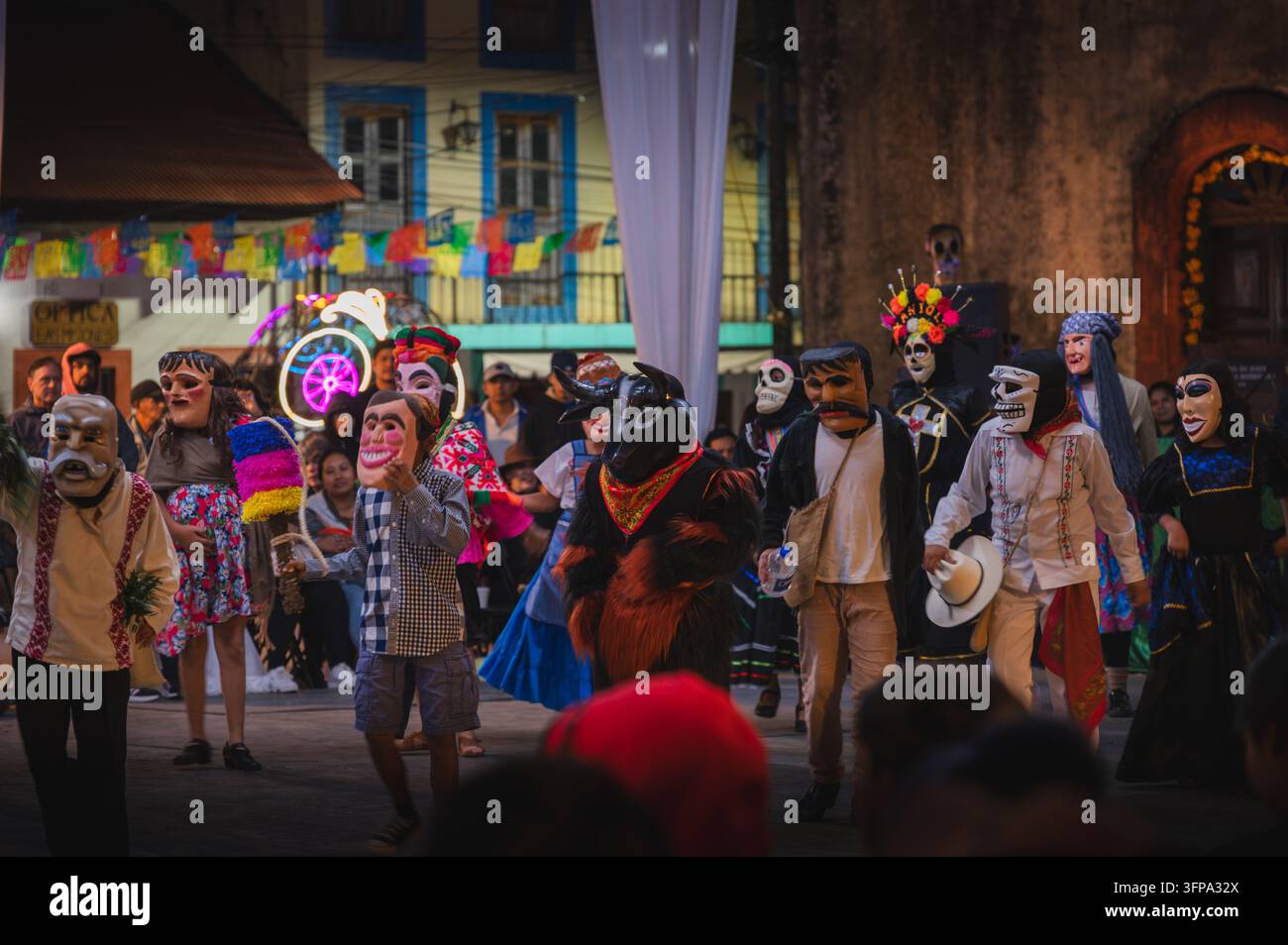 XILITLA, SAN LUIS POTOSI, MEXIQUE, 30 OCTOBRE 2025 : Célébrations Xantolo à Xilitla en cours, danse traditionnelle en costumes amusants Banque D'Images