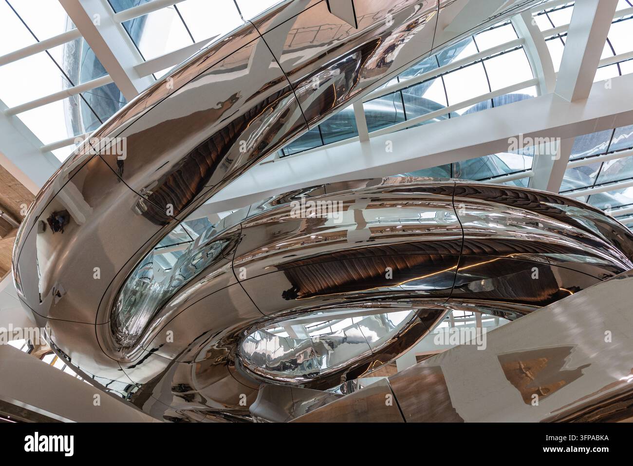 Vue de la sculpture Tornado, une structure métallique en spirale à l'intérieur du musée de la migration Fenix, avec des surfaces réfléchissantes à Rotterdam, Zuid-Hollan Banque D'Images