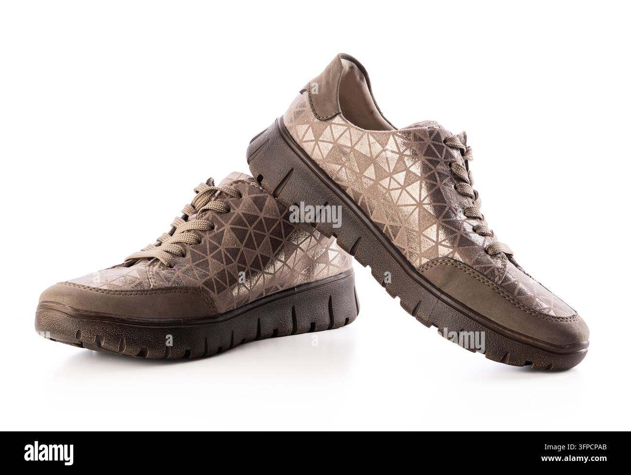 Chaussures de sport élégantes pour femmes beige et bronze isolées sur fond blanc Banque D'Images