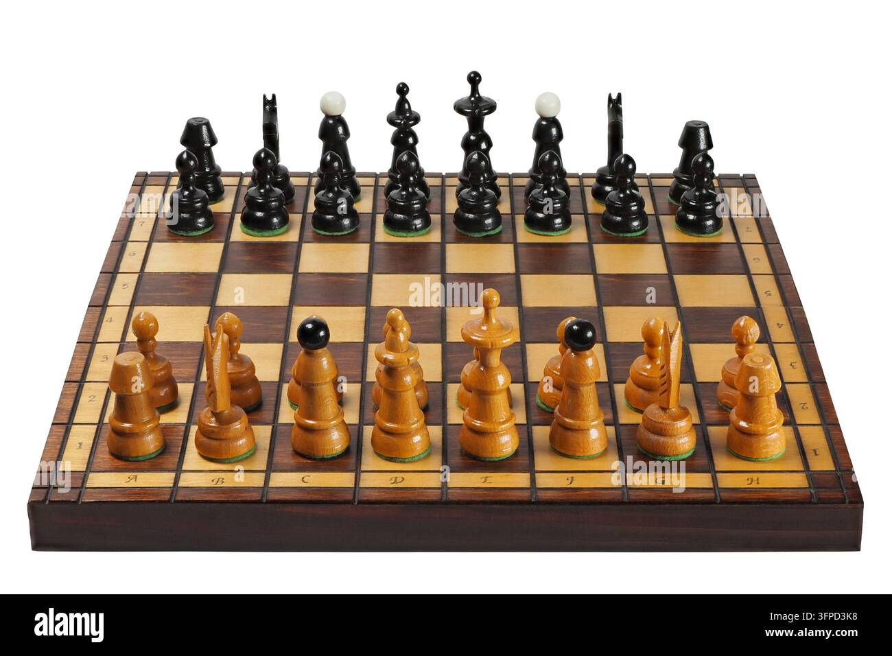 Plateau et pièces d'échecs isolés sur fond blanc Banque D'Images
