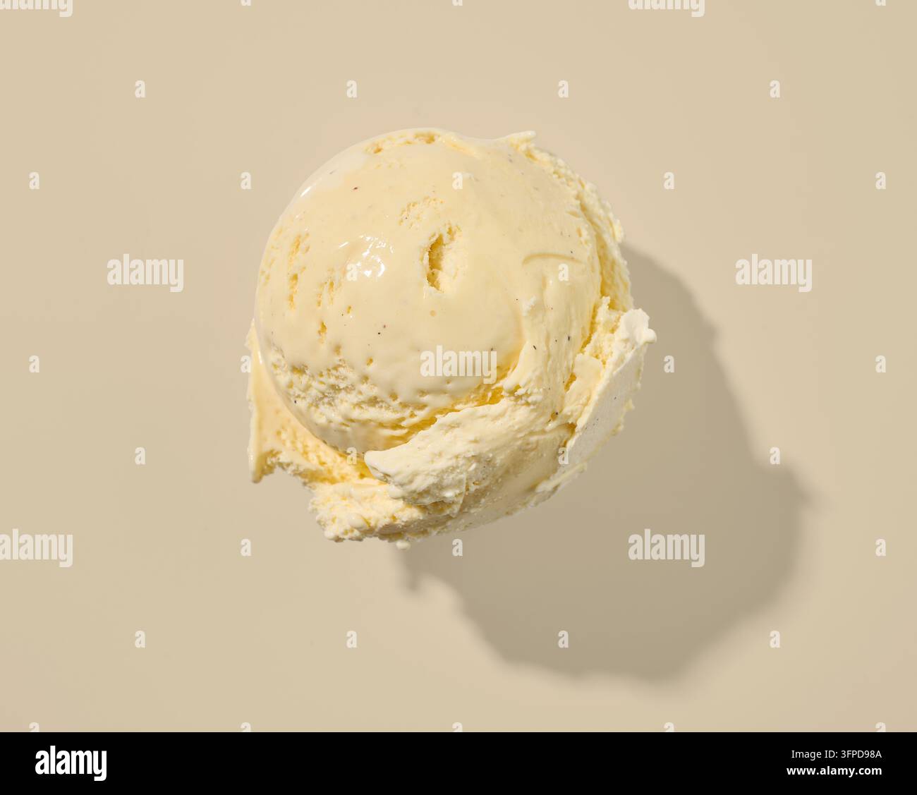 Cuillère à glace à la vanille sur fond beige, vue de dessus Banque D'Images