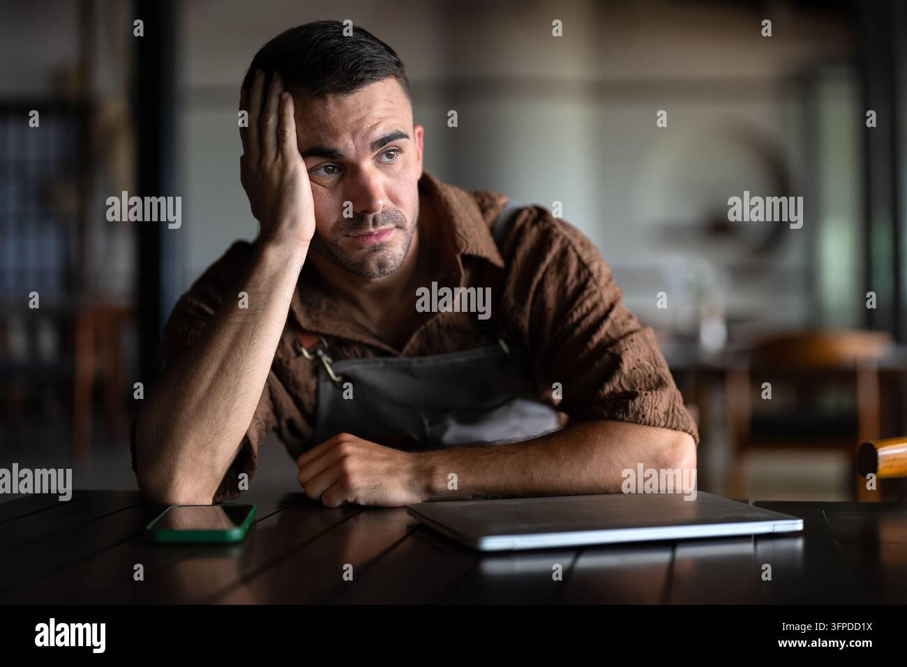 Entrepreneur masculin stressé tenant sa tête dans les mains à cause d'un échec professionnel ou d'un burn-out Banque D'Images