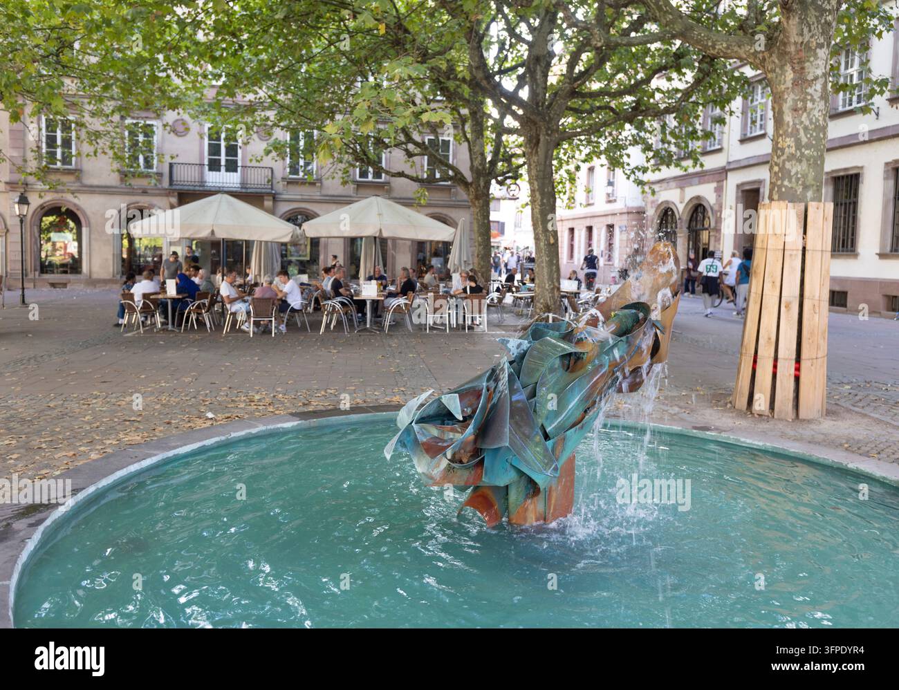 France, Alsace, Strasbourg, Petite France, Terrasse de restaurant, Fontaine Banque D'Images