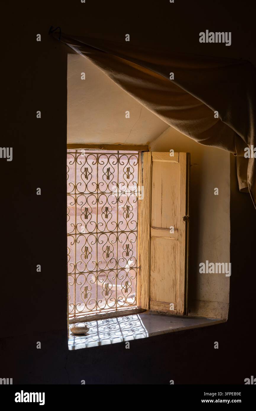 Maroc, une fenêtre dans une maison avec des ombres projetées par la grille ornée de la fenêtre Banque D'Images