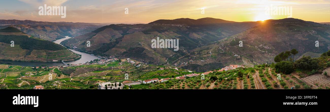 Le coucher de soleil illumine les vignobles en terrasses et le Douro qui serpente à travers les collines près de Galafura, au Portugal. Banque D'Images