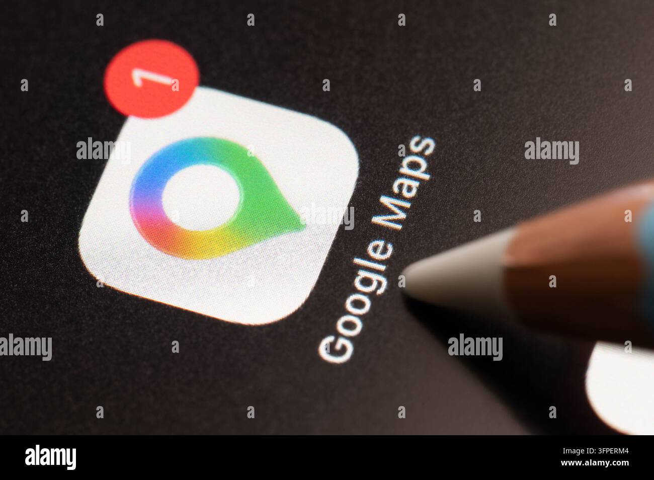 New York, États-Unis - 4 septembre 2026 : Appui de presse sur l'application mobile Google Maps en gros plan macro sur fond noir pixel Banque D'Images