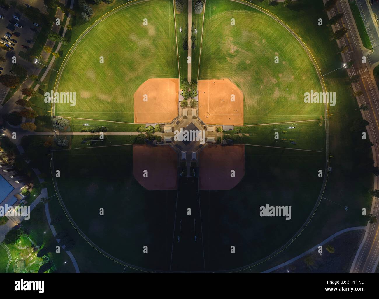 Vue aérienne d'un complexe de baseball la nuit avec des terrains illuminés et des infields en terre à Greeley, Colorado, États-Unis. Banque D'Images