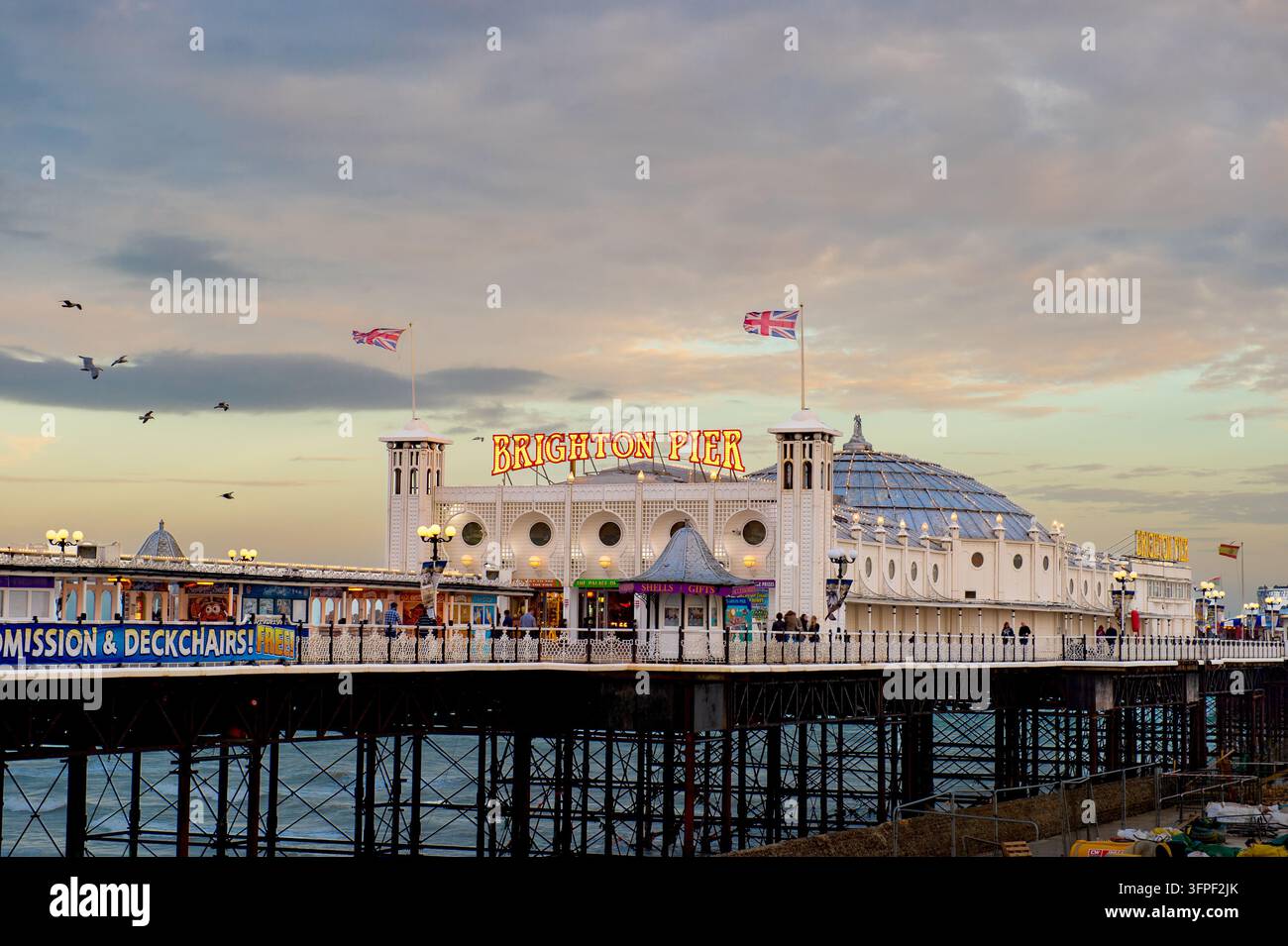 BRIGHTON, Royaume-Uni - 16 JUIN 2015 : Brighton Marine Palace and Pier est une attraction touristique populaire, qui a ouvert ses portes en 1899. Banque D'Images