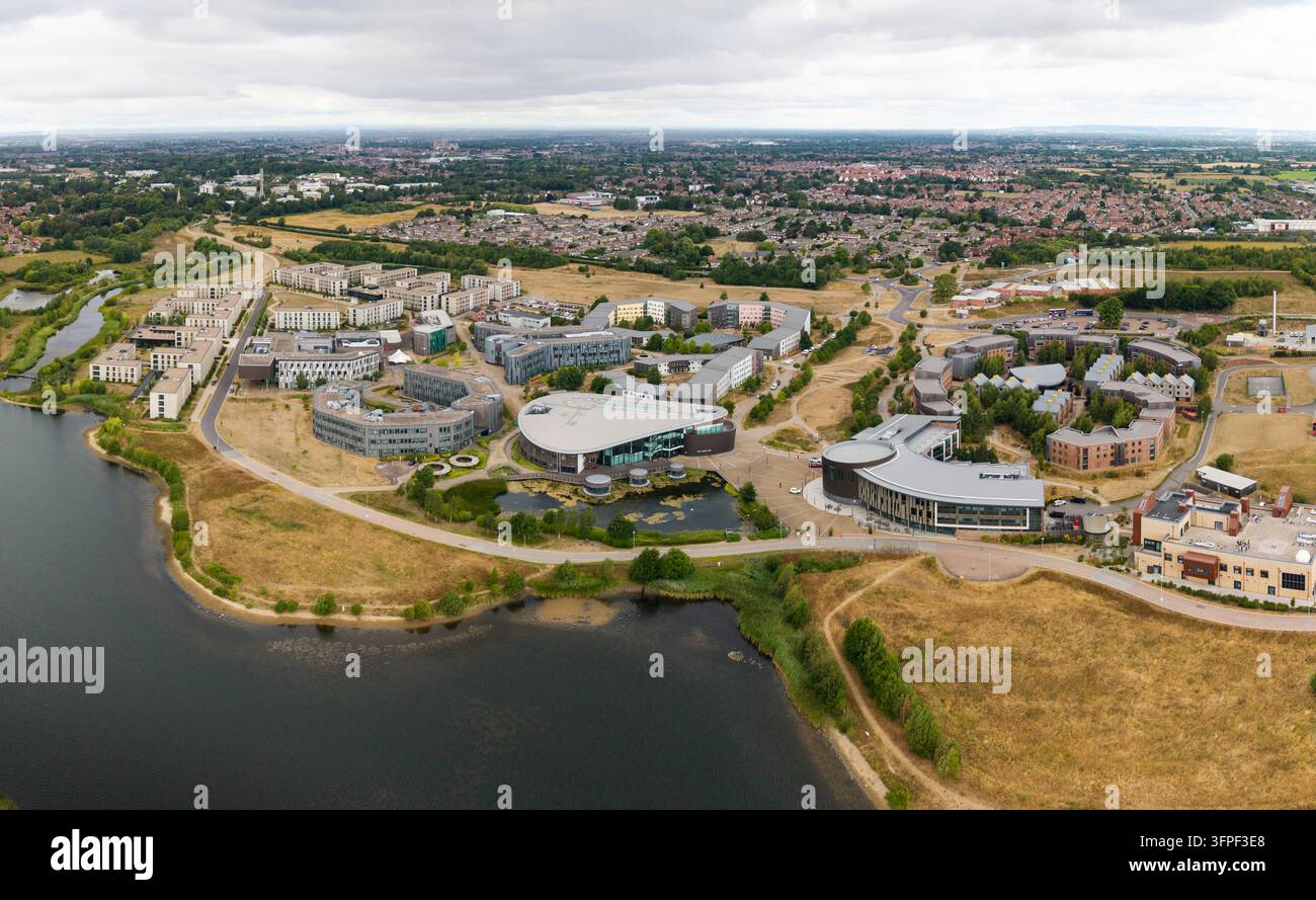 YORK, ROYAUME-UNI - JUILLET, 27, 2026. Panorama aérien des bâtiments éducatifs et sociaux modernes du campus Est de l'Université de York Banque D'Images