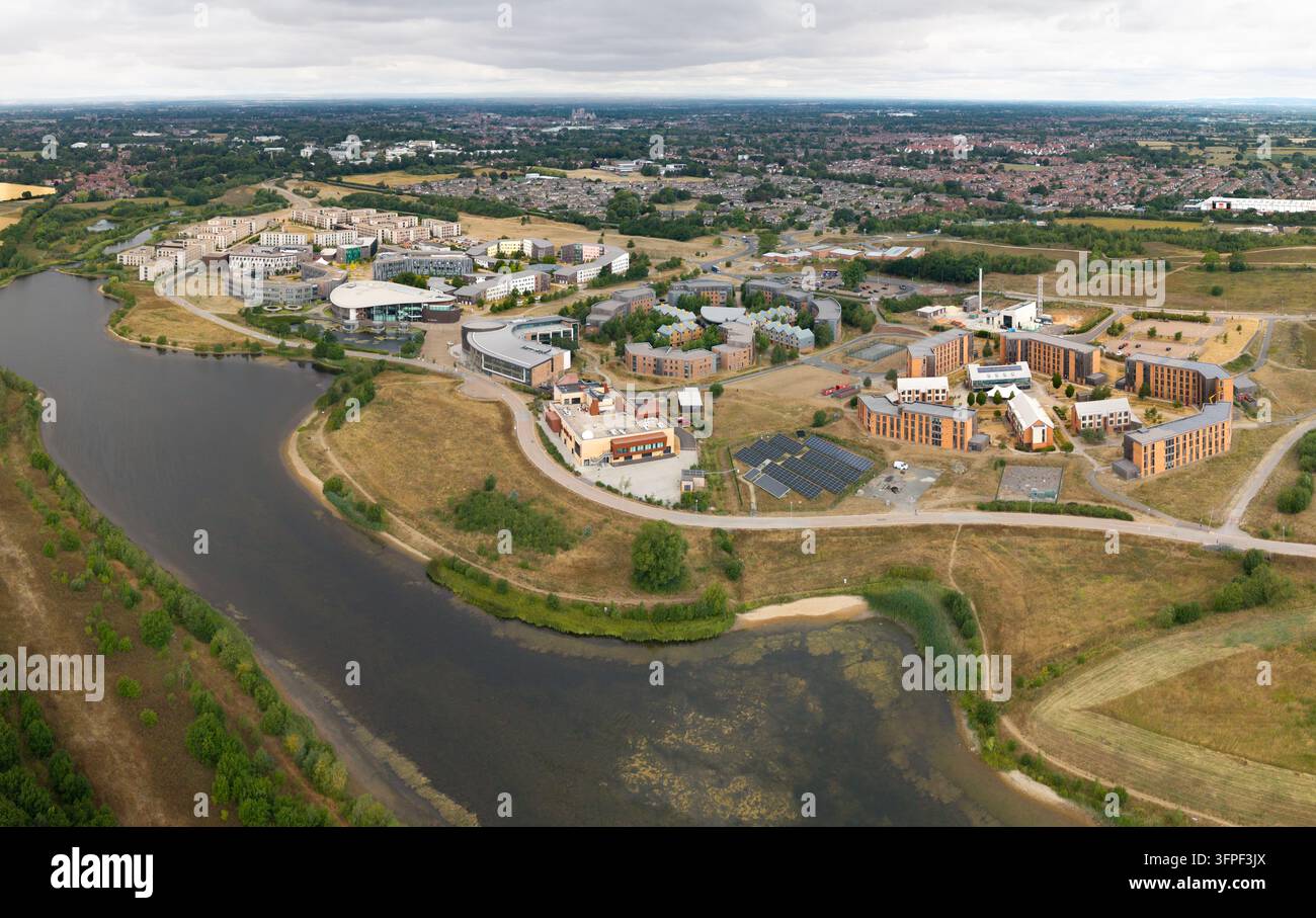 YORK, ROYAUME-UNI - JUILLET, 27, 2026. Panorama aérien des bâtiments éducatifs et sociaux modernes du campus Est de l'Université de York Banque D'Images