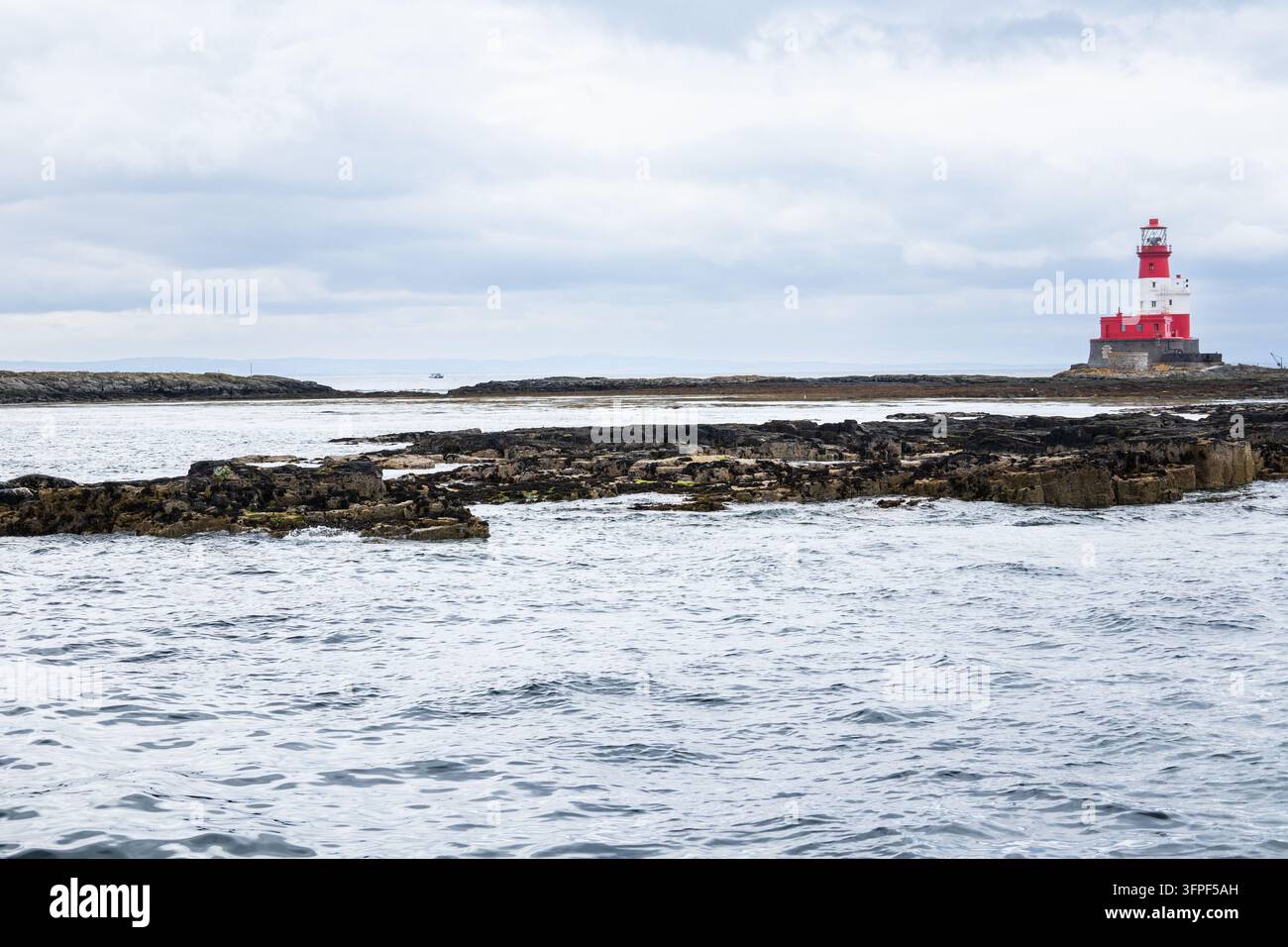 Phare de Longstone ou Outer Farne sur Longstone Rock  Îles Outer Staple des îles Farne près de Seahouses dans le Northumberland, Angleterre Banque D'Images