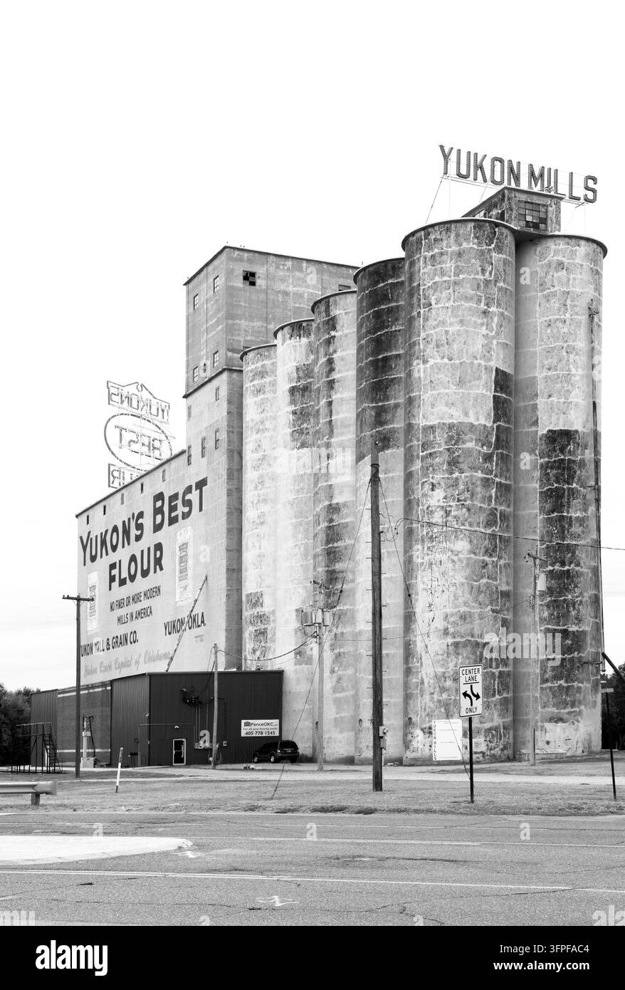 Yukon Mills, ancien moulin à farine et silo à grains à Yukon, Oklahoma, États-Unis, un site historique le long de la route 66 historique.États-Unis Banque D'Images
