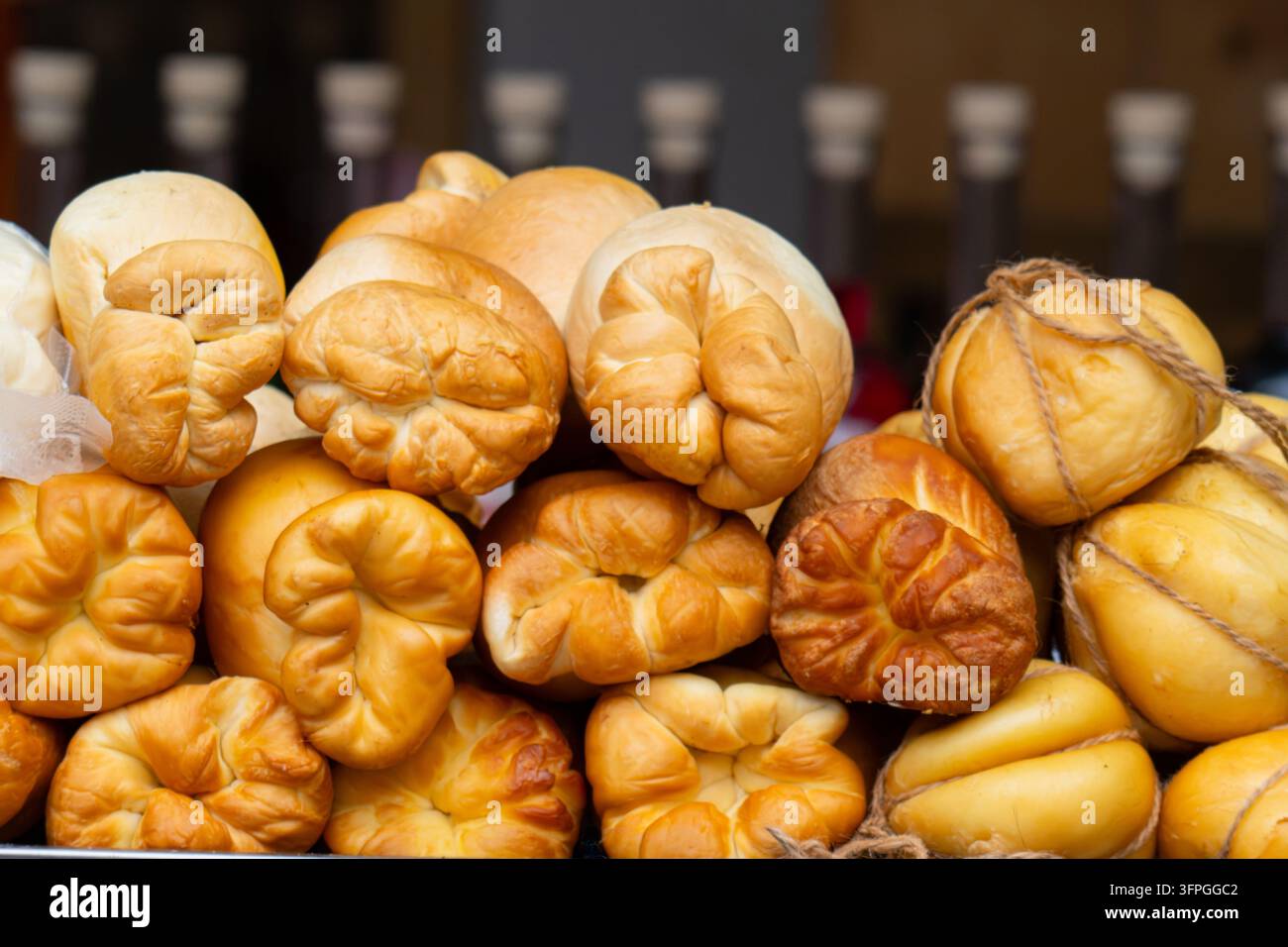 Fromage fumé polonais traditionnel connu sous le nom d'oscypek au marché Banque D'Images
