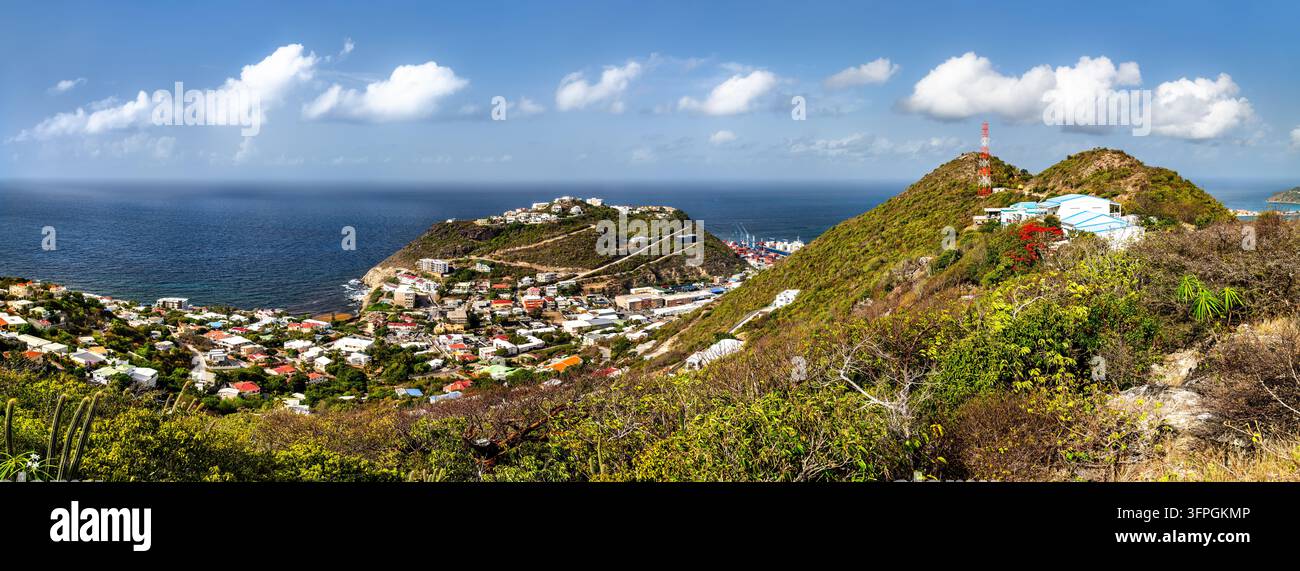 Vue panoramique large des zones résidentielles et du port surplombant la mer des Caraïbes depuis le Pic Pelican de Philipsburg, Sint Maarten. Banque D'Images