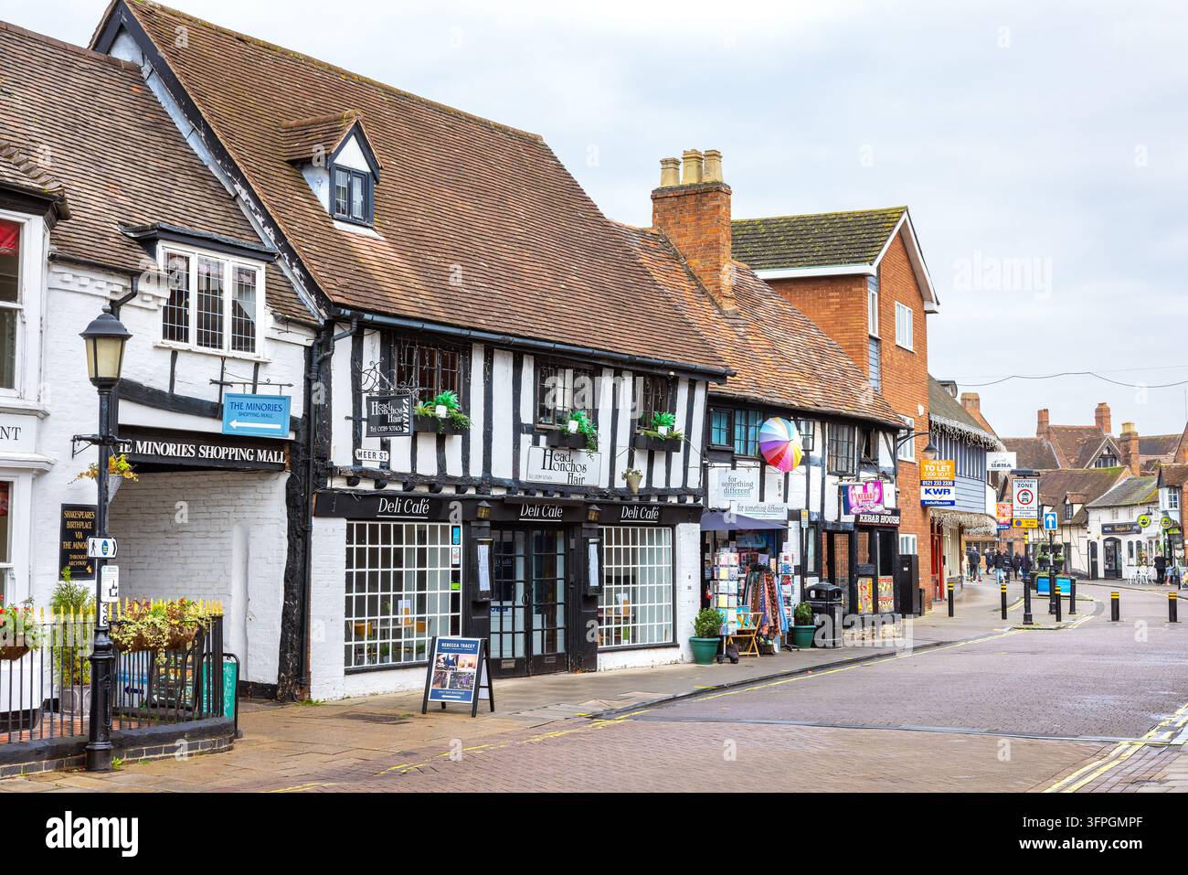 Vue le long de la rue Meer au centre de la vieille ville de Stratford-upon-Avon. Angleterre Banque D'Images
