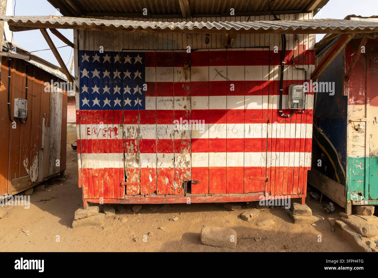 Annexe en bois patiné peint avec un motif du drapeau américain, Région centrale, Elmina, Ghana Banque D'Images