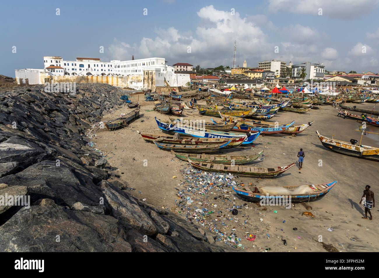 Vue élevée du château de Cape Coast surplombant des rangées de bateaux de pêche traditionnels sur la plage, région centrale, Cape Coast, Ghana Banque D'Images
