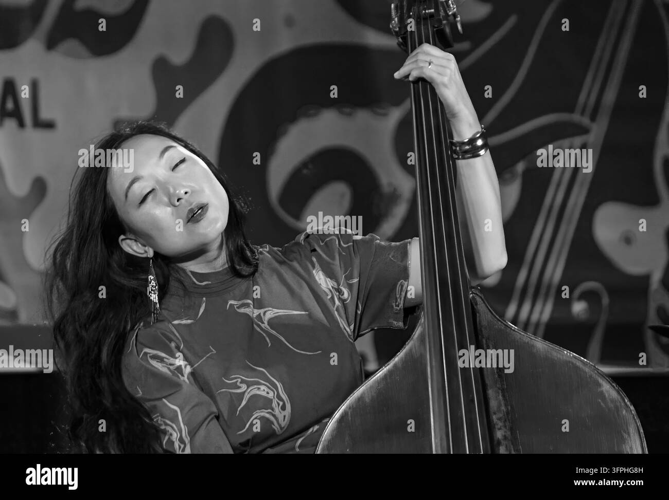 Linda May Han Oh jouant avec passion, en harmonie avec sa basse, avec son Trio au 69e Festival de Jazz de Monterey, Californie, 2026 Banque D'Images