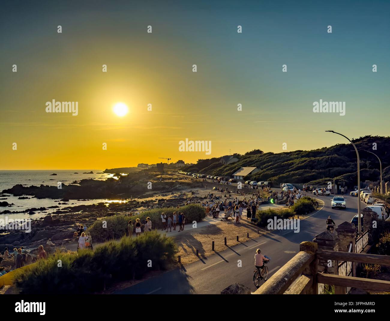 Le Croisic, France, Europe - 12 août 2026 : Éclipse solaire totale prévue. De nombreuses personnes se rassemblent le soir sur les rives de la Baie de Jumel. Banque D'Images