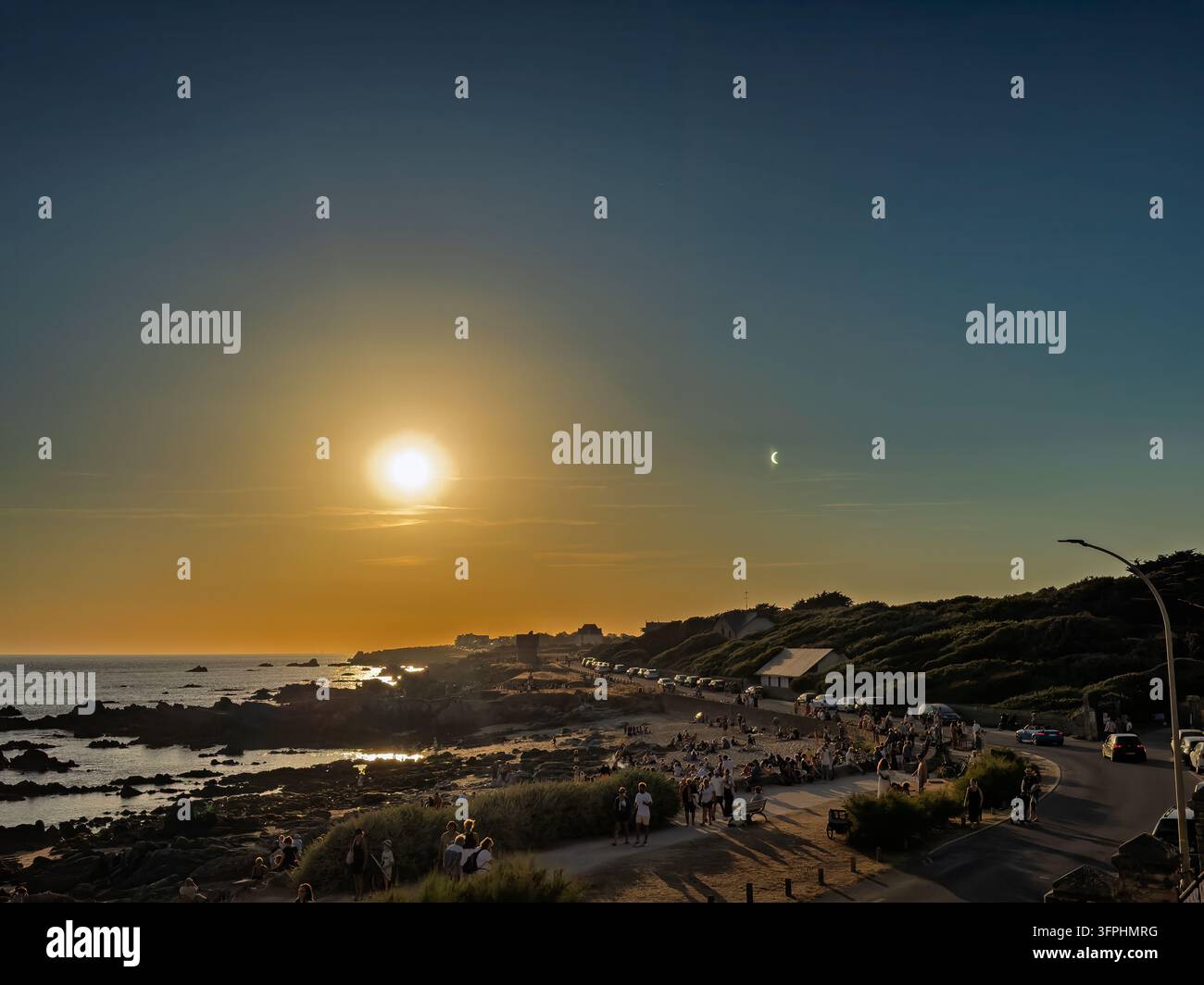 Le Croisic, France, Europe - 12 août 2026 : Éclipse solaire totale prévue. De nombreuses personnes se rassemblent le soir sur les rives de la Baie de Jumel. Banque D'Images