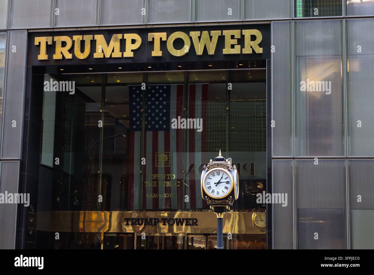 Entrée du Trump Tower sur la Fifth Avenue à Manhattan, New York City, avec des lettres dorées, une horloge décorative et un drapeau américain visible à l'intérieur. Banque D'Images