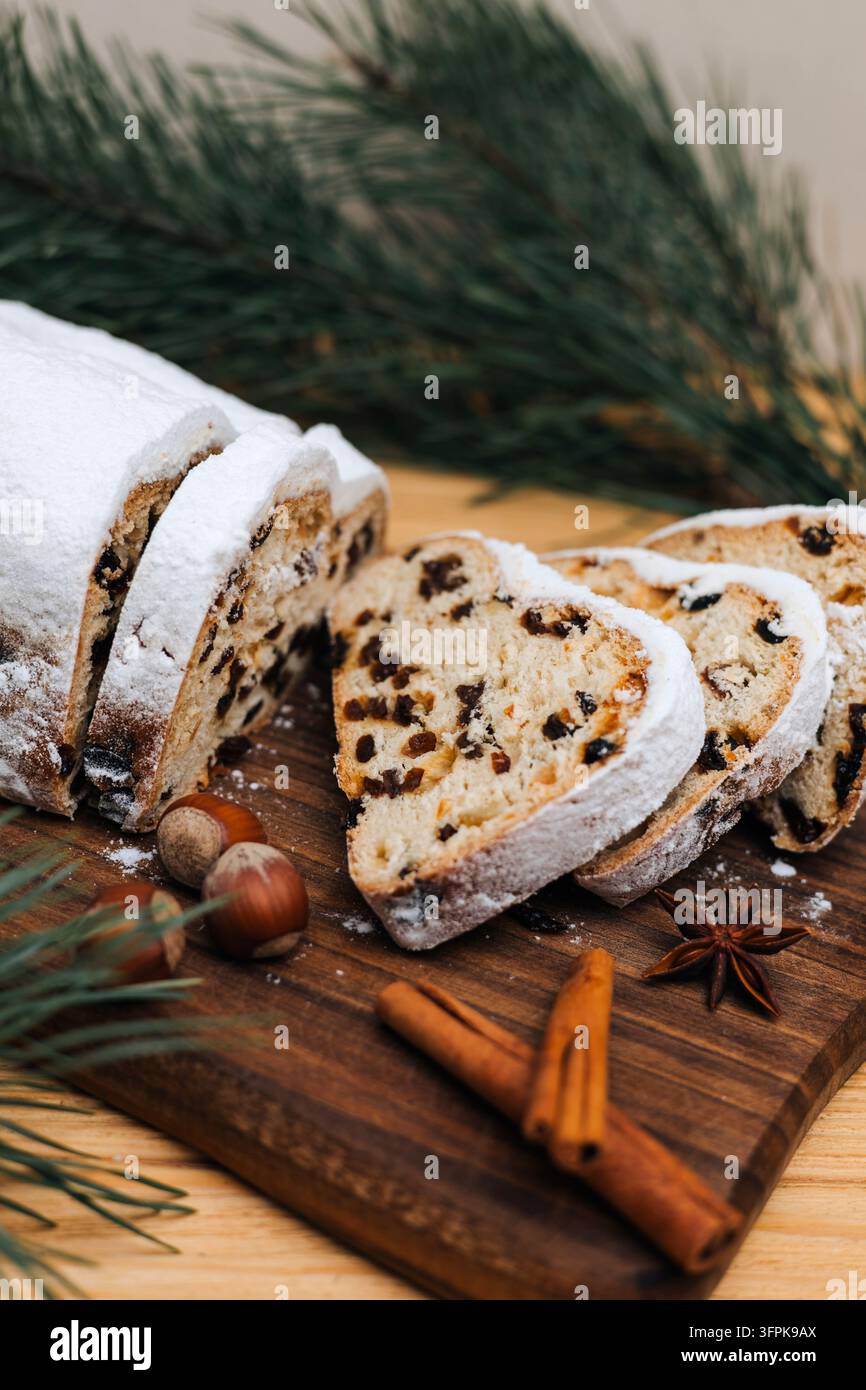 Stollen de Noël tranché avec fruits secs, noix et épices festives Banque D'Images